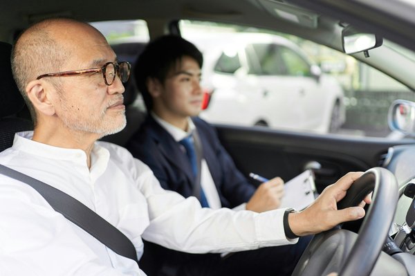 Choisir l'auto école idéale : flexibilité et économies garanties